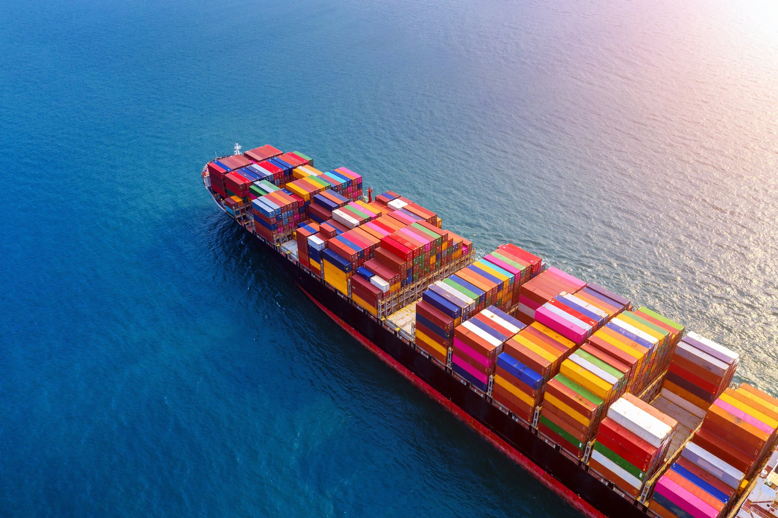 luchtfoto-van-container-vrachtschip-in-zee luchtfoto-van-container-vrachtschip-in-zee